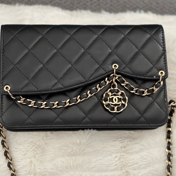 LIMITED EDITION CHANEL Black Quilted Leather Shoulder Bag with Gold Chain - Picture 3 of 4